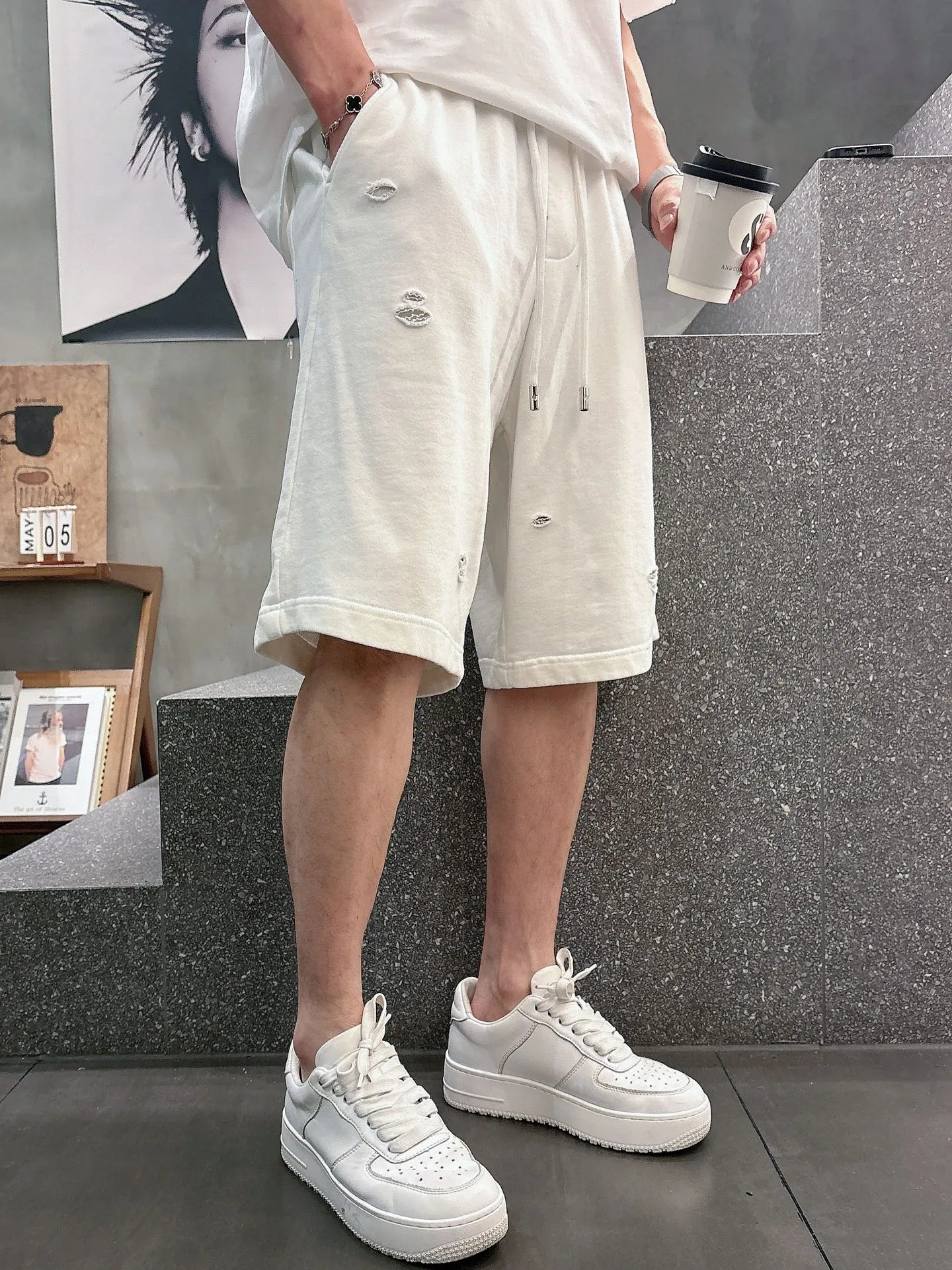 Balenciaga's three-standard complete 2026 summer New Arrival men's casual shorts, advanced custom-made Breathable fabric, Breathable fabric, extremely stretchy and comfortable, impeccable details, top-grade accessories, original logo design concept, delicate and soft feel! The upper body fit is awesome! Size: M-XXXL Please state your height and weight when ordering